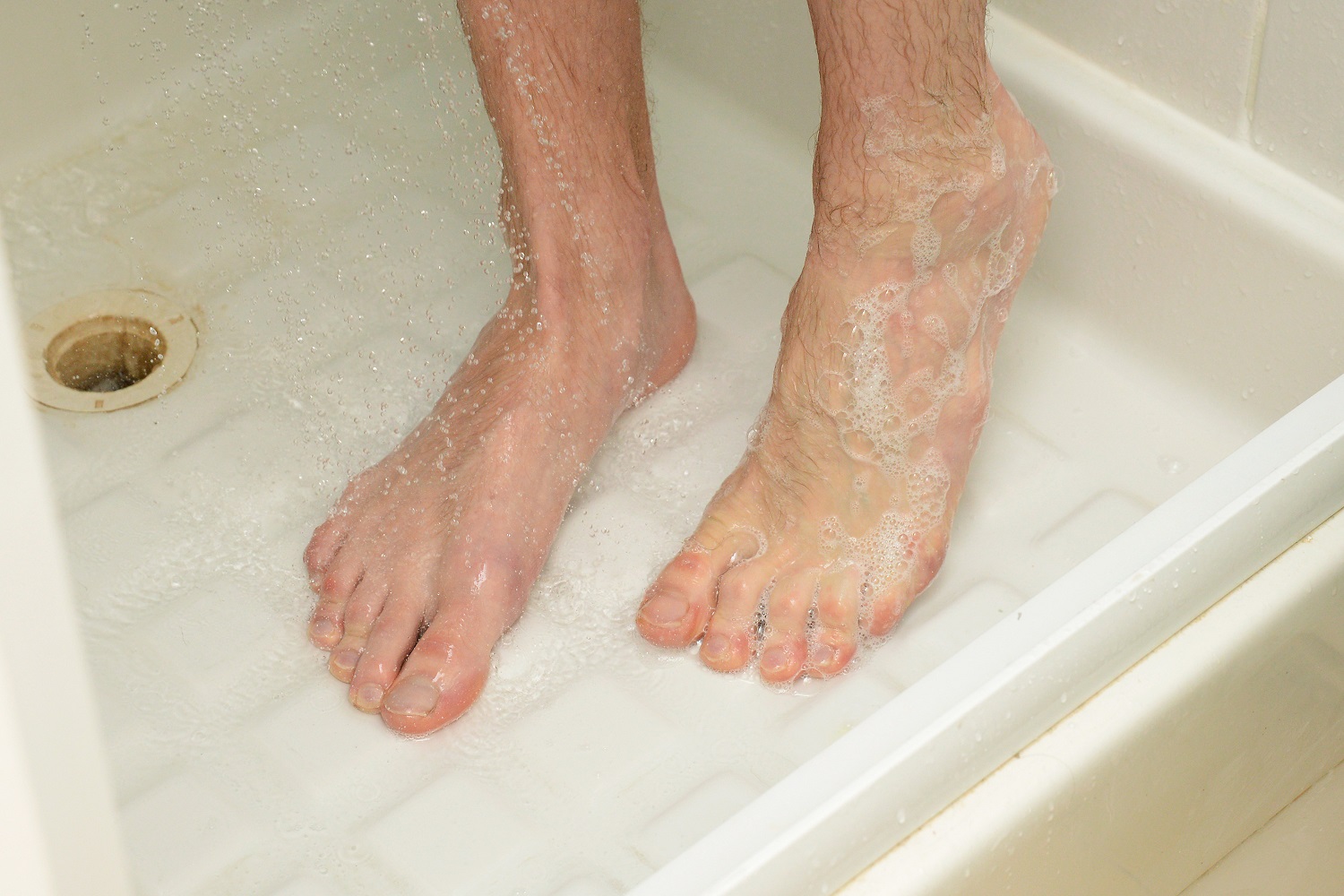 Почему мыть ноги. Мытье ног. Гигиена ног. Моет ноги. Мытье ног с мылом.